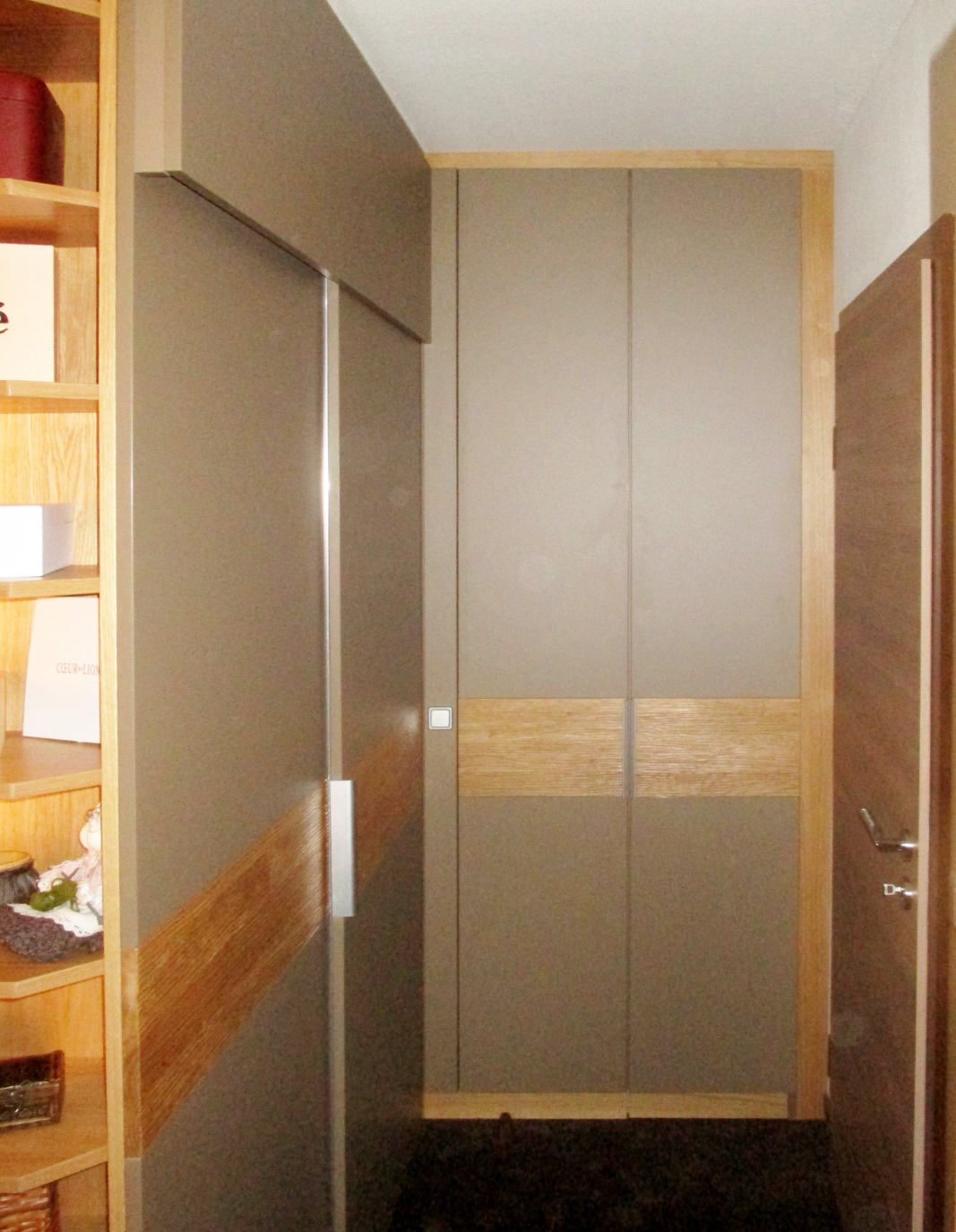 links: Eingang begehbarer Kleiderschrank, vorne: weiterer Schrank, rechts: Eingang Zimmer