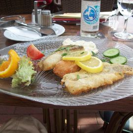 Fischteller mit Bratkartoffeln