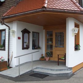 behindertengerechter Eingang zum Schweizerhof