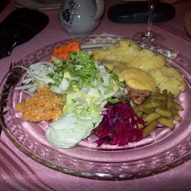 Eine frische Salatplatte mit Salaten aus der Region