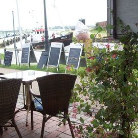 Blick von der Terrasse auf den Hafen