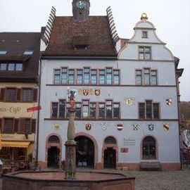 Rathaus von Staufen, von der Erdhebung aufgrund geothermischer Bohrungen gezeichnet