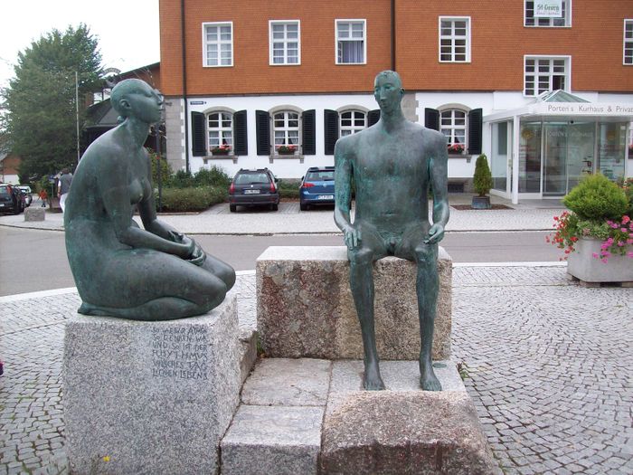 Skulptur (nicht aus Stroh) auf dem Kirchplatz von Höchenschwand