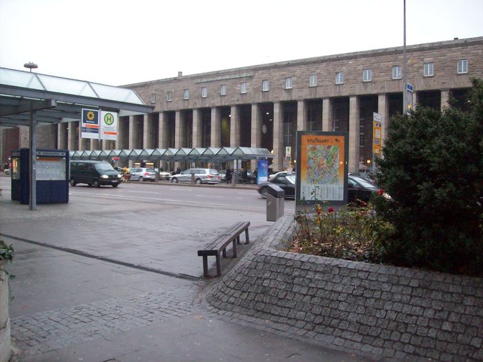 Stuttgarter Hauptbahnhof, ohne Demo wegen Stuttgart 21, gegenüber liegt das Block House