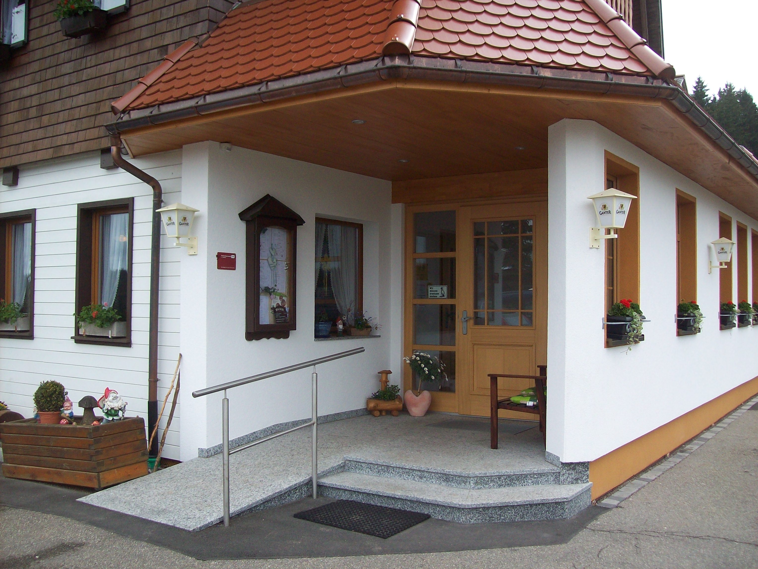 behindertengerechter Eingang zum Schweizerhof