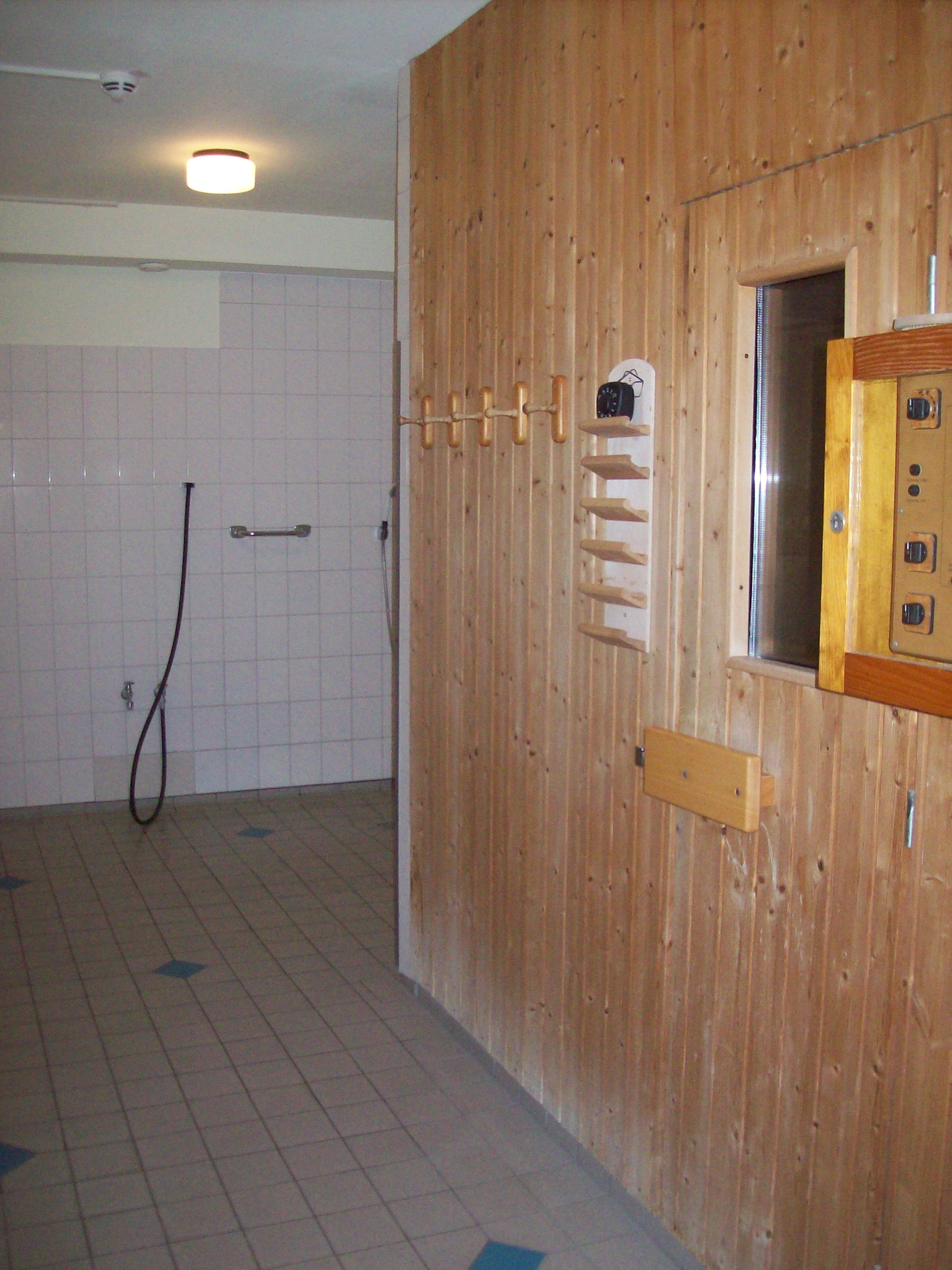 Im Saunabereich mit Blick zur Dusche