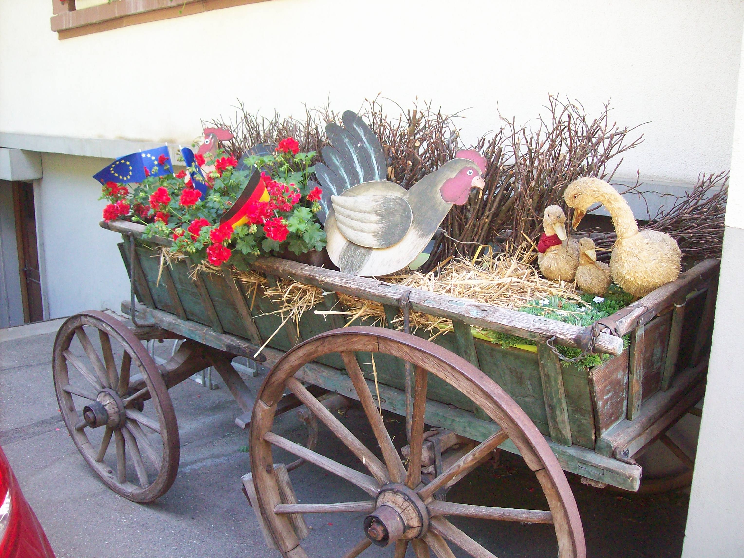 Ein alter Bauernwagen verziert den Eingangsbereich