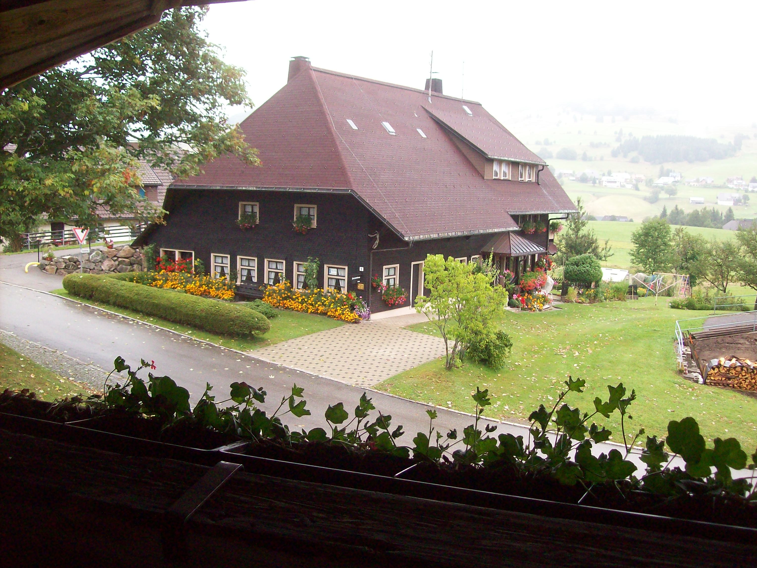 Blick aus dem Fenster des Resenhofes auf den gegen&uuml;ber liegenden Hof
