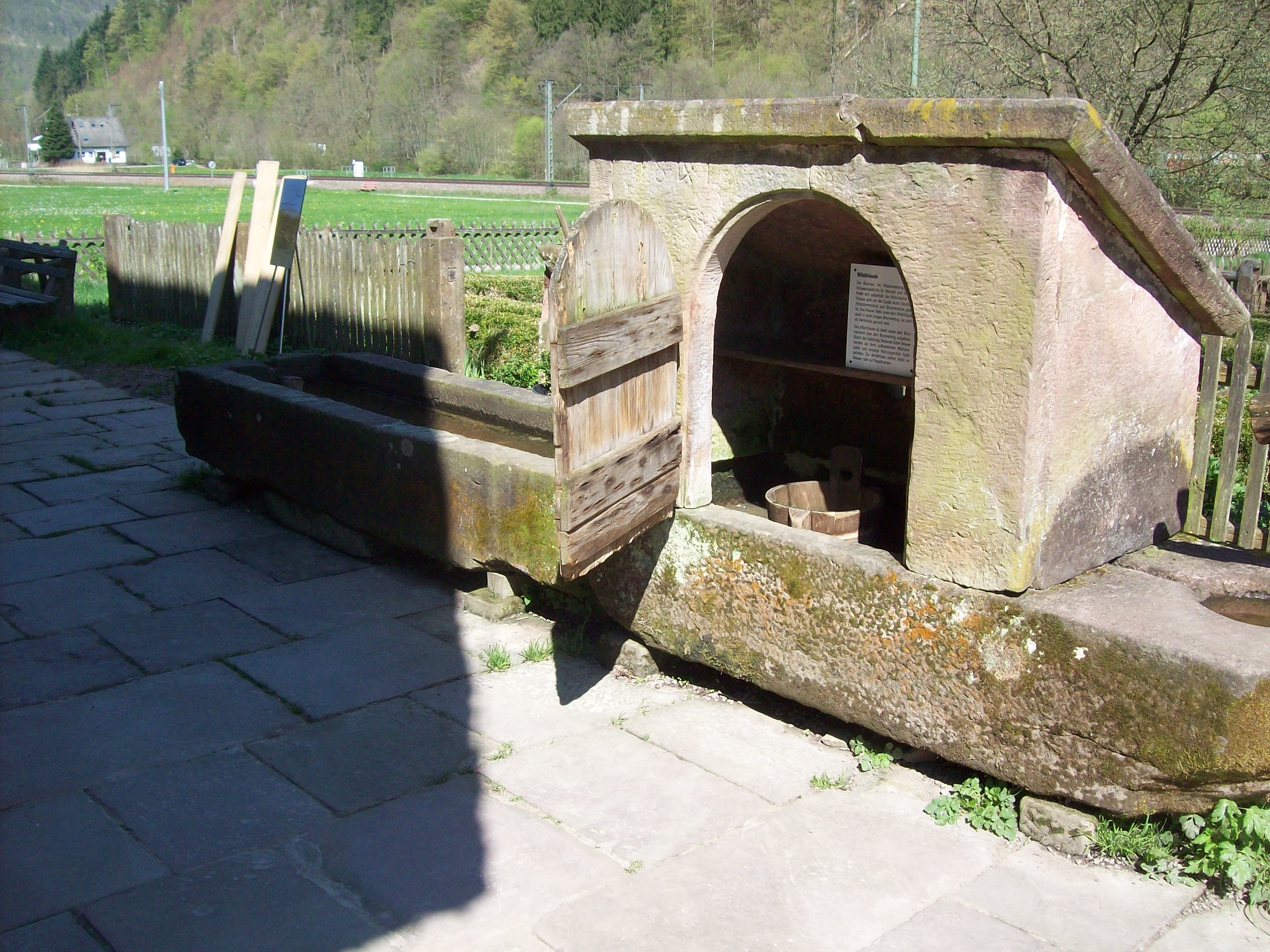 Milchhäusle überm brunnentrog beim Lorenzenhof