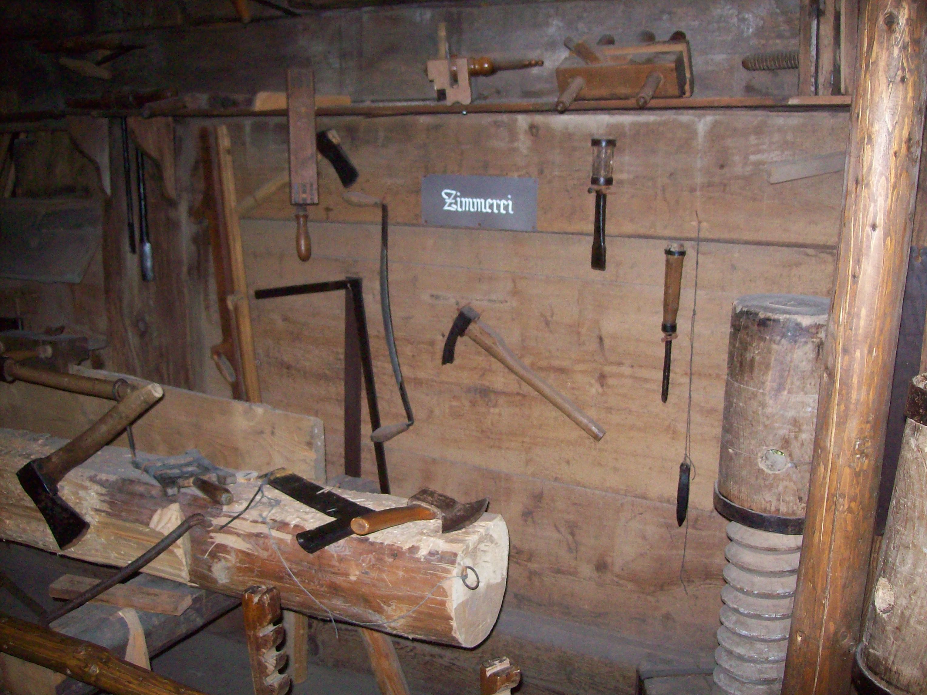 altes Schreinerwerkzeug und Holzbearbeitungsger&auml;te