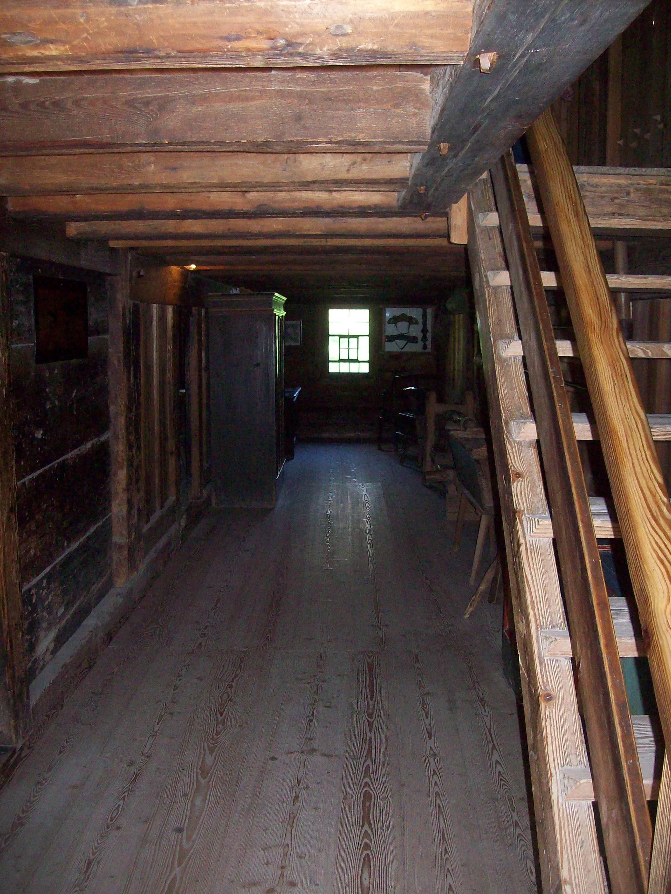 Hausflur mit Treppe ins Obergeschoß Hippenseppenhof