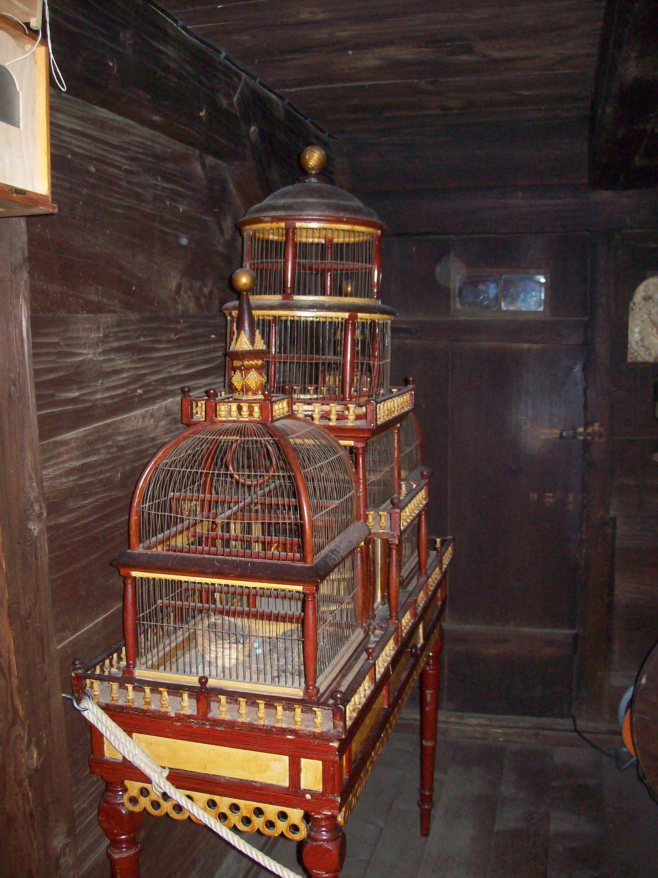 Vogelbauer aus Holz hergestellt