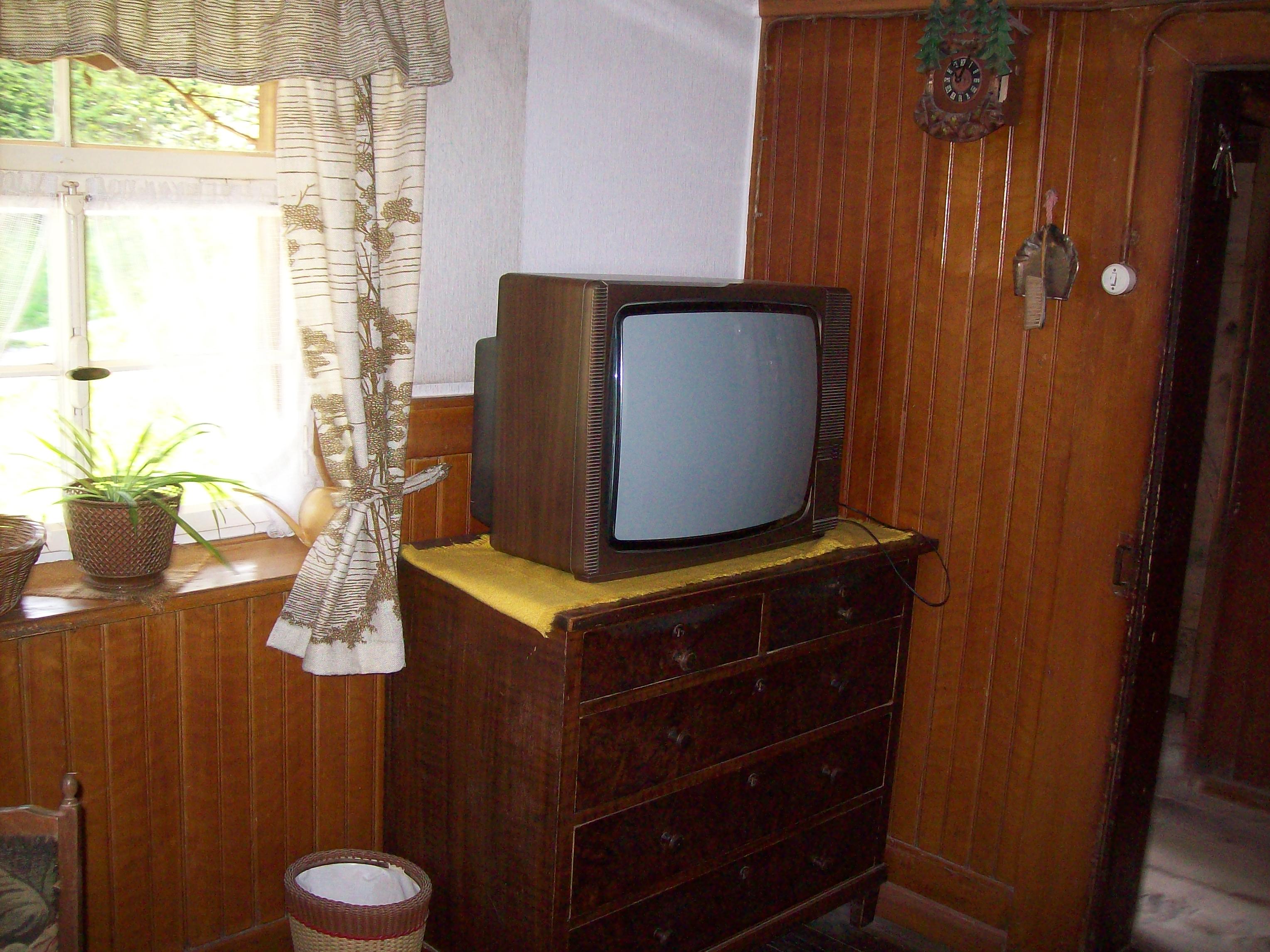 Wohnstube des Tagelöhnerhauses mit Fernseher aus den 60 Jahren des 20. Jahrhundert