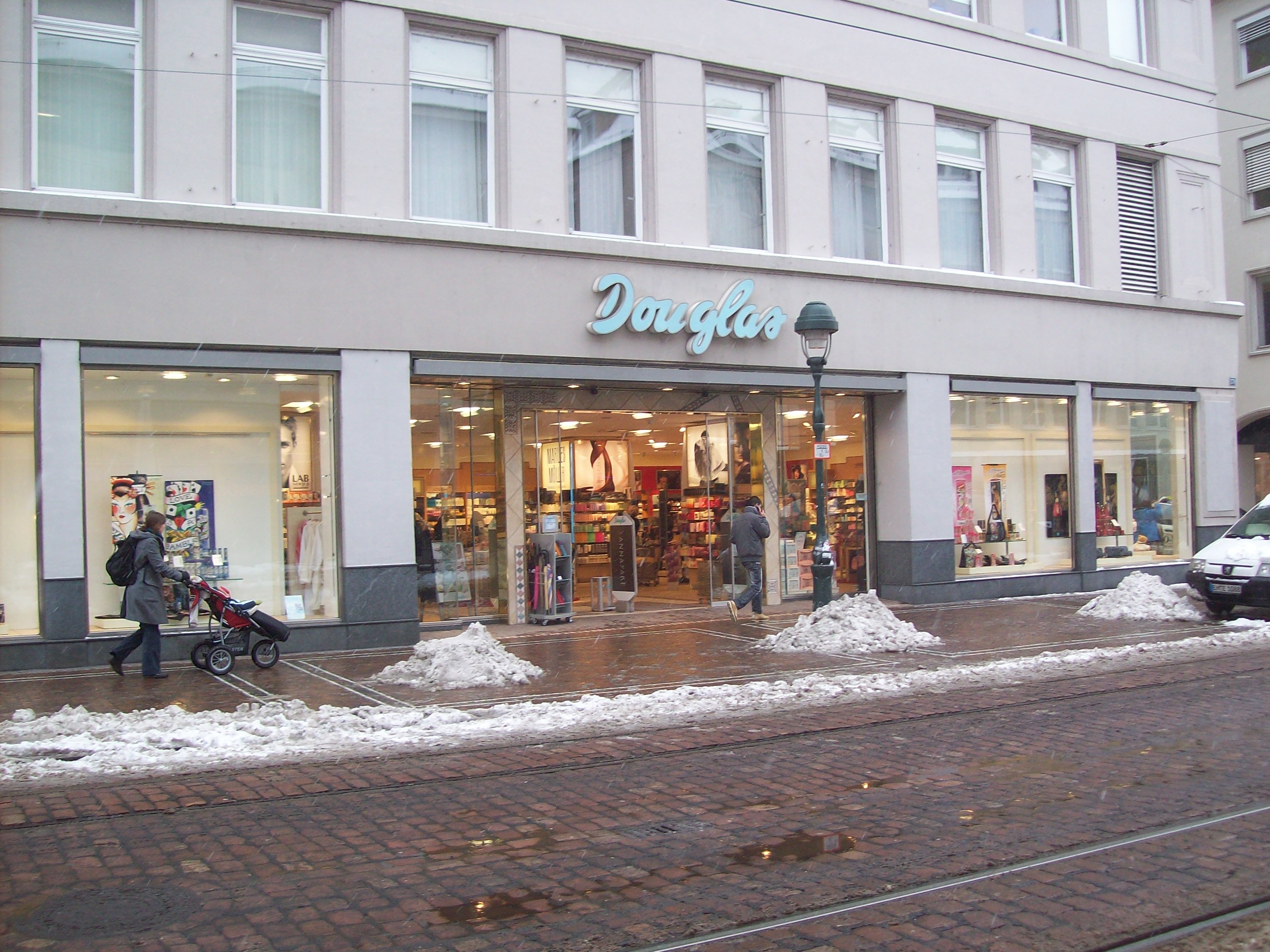 Bild 28 Benefit Cosmetics BrowBar Douglas Freiburg in Freiburg im Breisgau