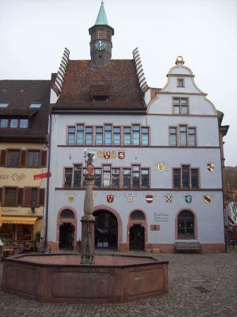 Rathaus von Staufen, von der Erdhebung aufgrund geothermischer Bohrungen gezeichnet