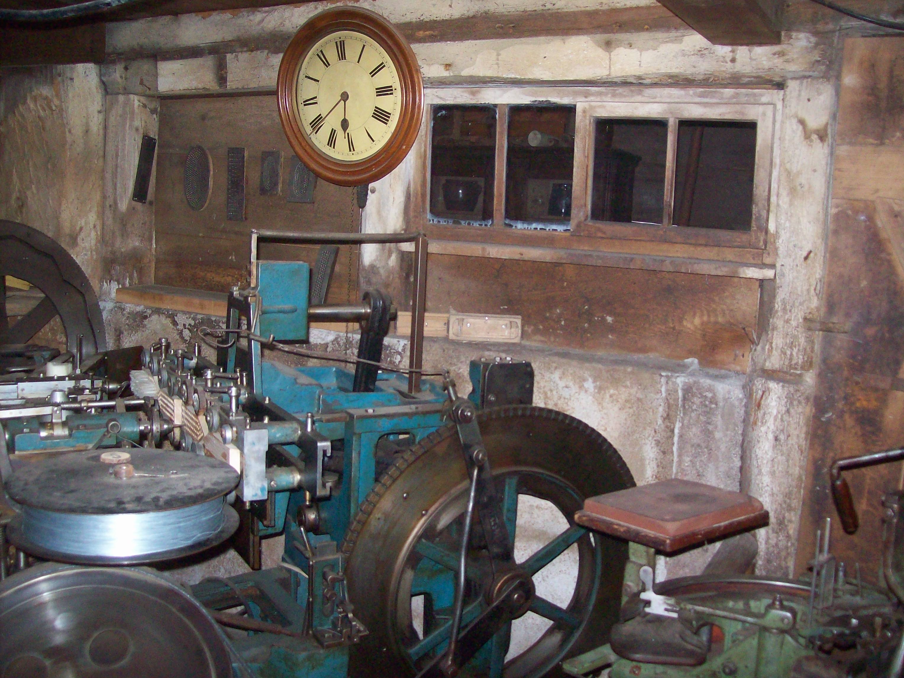 halbautomatische Arbeitsmaschine zur B&uuml;rstenherstellung