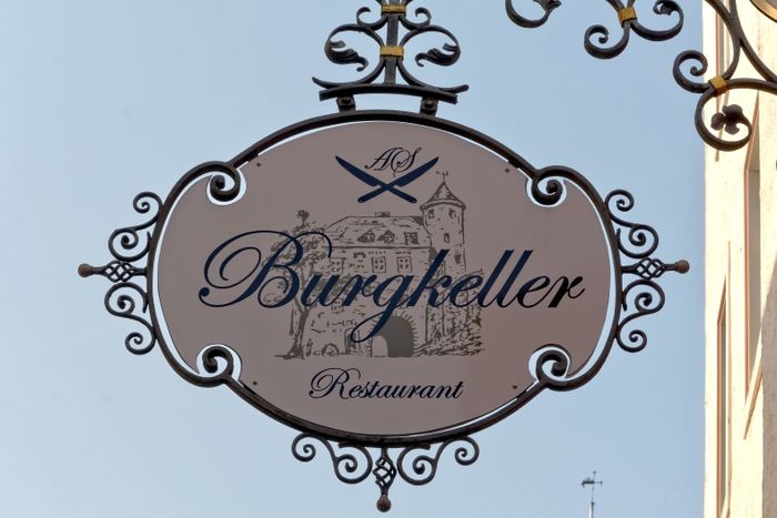 Unser Logo und Türschild vor dem Eingang zum Restaurant in der Südeifel. Kommen Sie nach Neuerburg und suchen Sie dieses Schild.