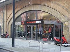 Mammut Store Berlin im S-Bahnbogen am Alexa