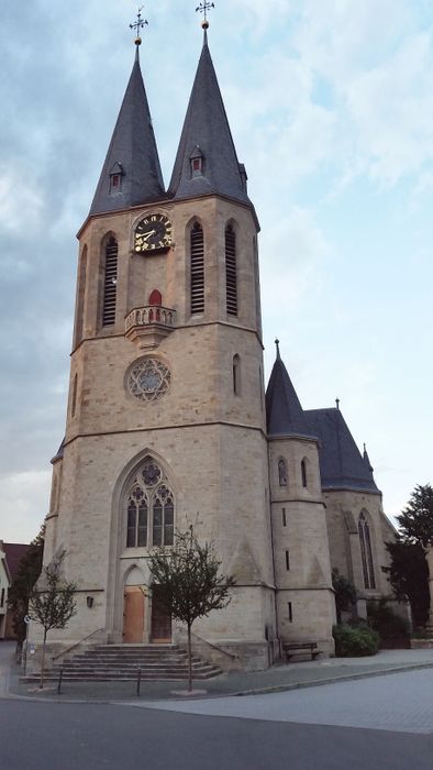 Evangelische Pfarrkirche Flonheim von 1882–85 - neugotischer Saalbau mit Doppelturmfassade