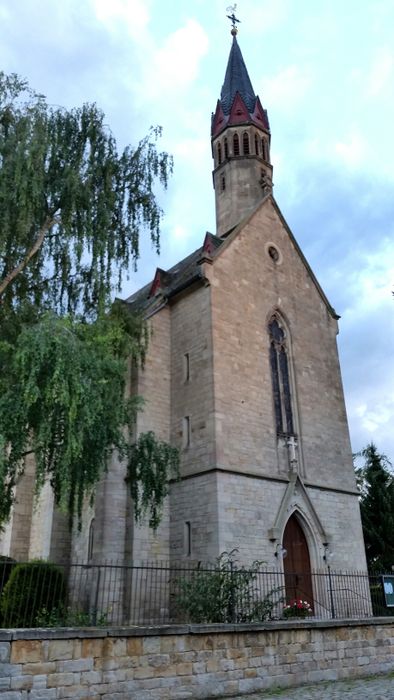 Katholische Kirche Maria Empfängnis in Flonheim - kreuzförmiger, neugotischer Sandsteinquaderbau erbaut 1877/78