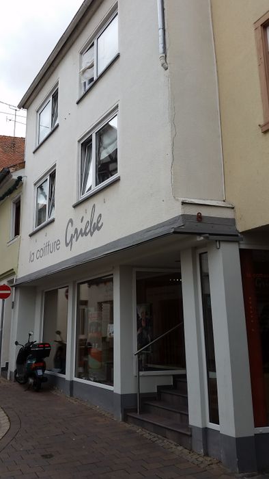 Wohn- und Geschäftshaus mit Friseursalon