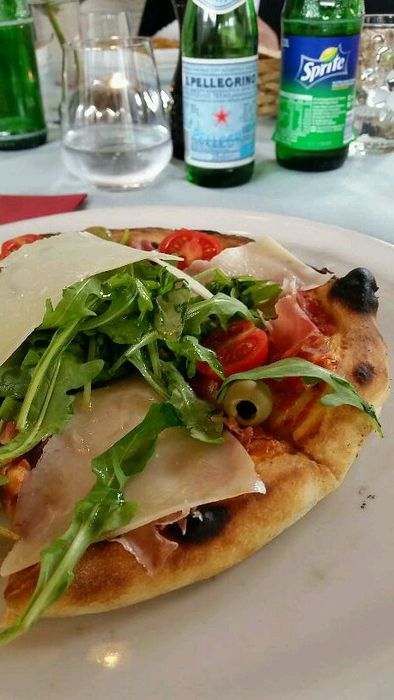 Pizza N°130 mit Parmaschinken, Reggiano Parmesan Hobeln und Rucolasalat... knusprig, frisch & lecker :) 