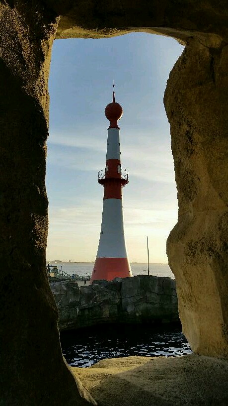 Blick durch die steinerne Gehegebrüstung