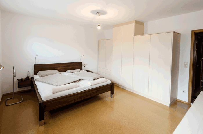 Beispiel: Schlafzimmer in Esche weiß geölt und Nussbaum.