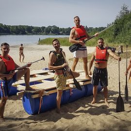 Ein Junggesellenabschied wollte von OUTDOOR ASSISTANCE u.a. das Event Flossbau buchen. Es war ein lautstarkes Wettpaddeln, das Schaulustige anzog