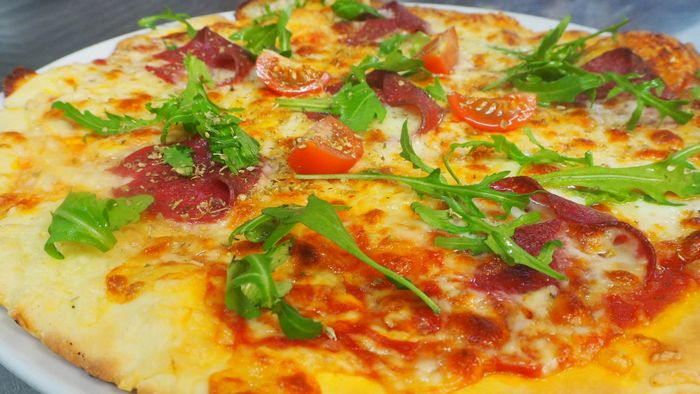 Pizza Salami mit Rucola