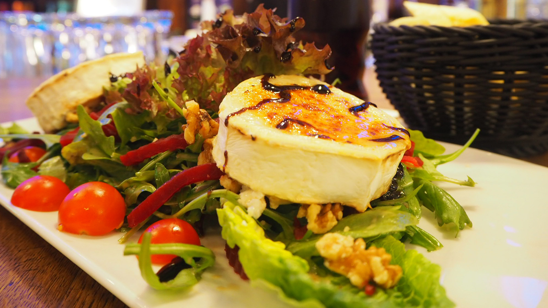 Karamelisierter Ziegenkäse auf Rucola mit Rote Beete, Walnüssen &amp; Cocktailtomaten in Balsamico Vinaigrette