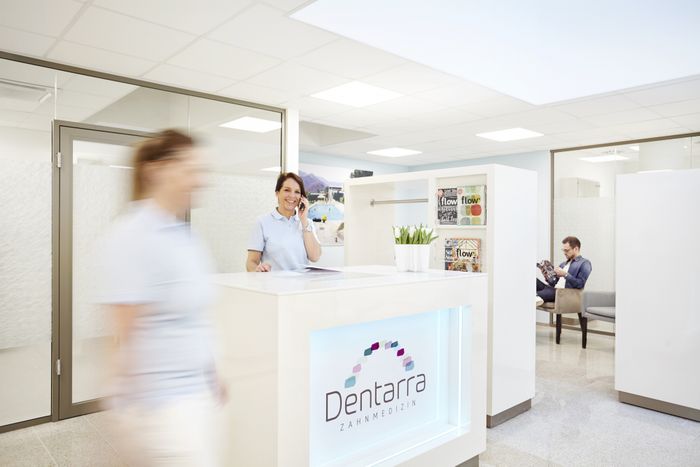 Empfangsbereich der Zahnarztpraxis Dentarra, Heilbronn