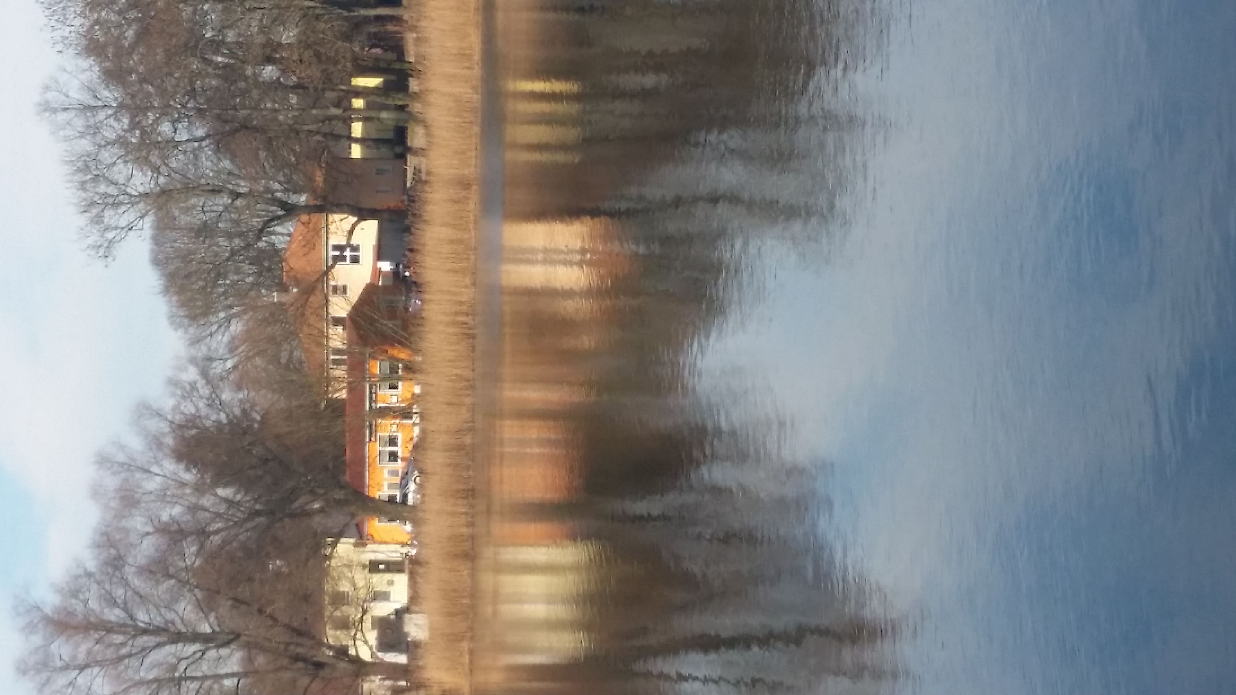 Caffee und Gästehaus vom  Seerundweg aus Fotografiert.