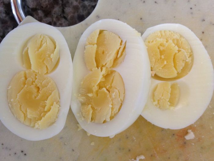 So sehen Eier von glücklichen Hühnern aus...blass, denn sie bekommen kein Betacarotin ins Futter. Dieses Monsterei vom Bilandhof hat ganze 38 CENT gekostet!! Weitere Infos auch unter www.iss-gesund.info