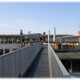 Blick auf die Dachterrasse vom Aussichtspunkt aus