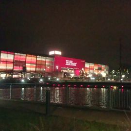 Höffner-Lightshow - im Dunkeln sehen das Gebäude, der davorliegende Parkplatz sowie der Teich einfach klasse aus.