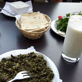 Vorspeise Spinat mit Ei und Dough als Getränk. Fladenbrot und Salat gabs aufs Haus ;-)