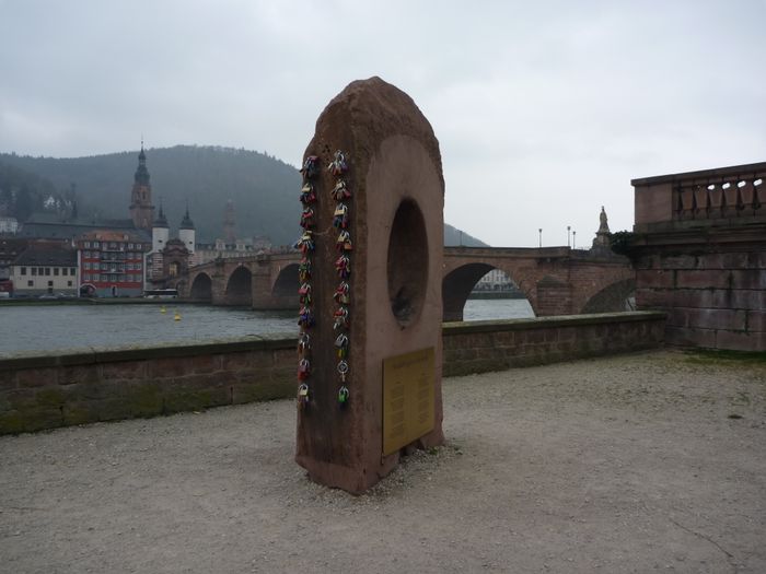 Der Liebesstein Heidelberg mit Blick auf die Alte Brücke