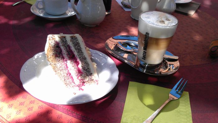 Lecker Torte und Latte Macchiato im Scheunencafé der Mosterei Ockensen