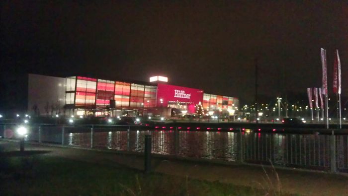Höffner-Lightshow - im Dunkeln sehen das Gebäude, der davorliegende Parkplatz sowie der Teich einfach klasse aus.