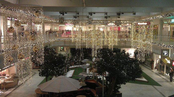 Weihnachtlich geschmücktes Eidelstedt-Center, aufgenommen aus der oberen Etage mit Blick auf den zentralen "Platz" ;-)