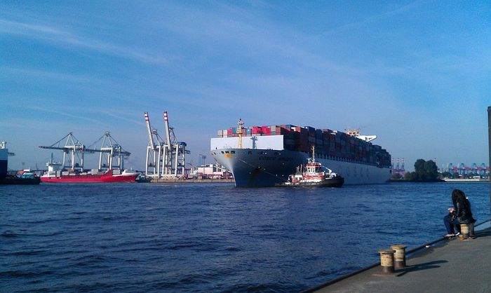 Aussicht vom Ponton - das Schiff der Begierde kommt näher und wendet fast in Griffweite ;-)