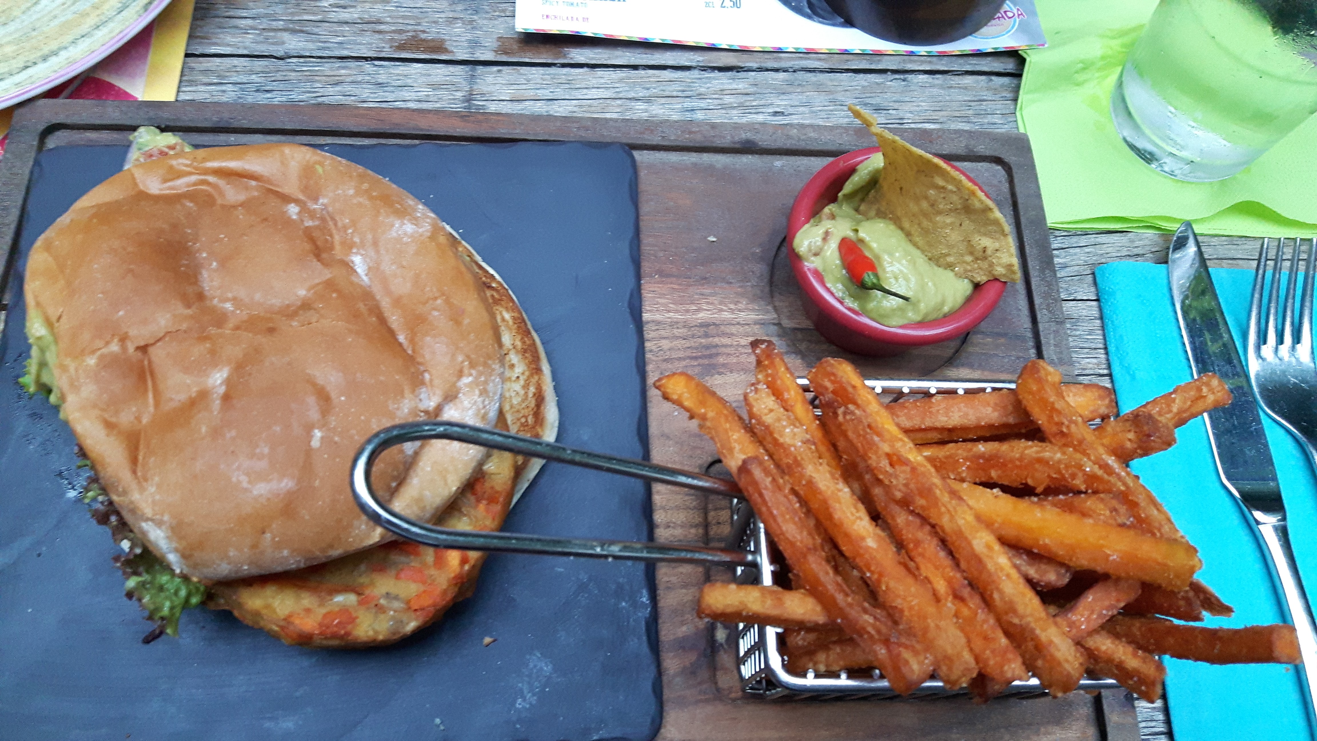 Burger Vegetariana mit Süßkartoffelpommes und Guacamole