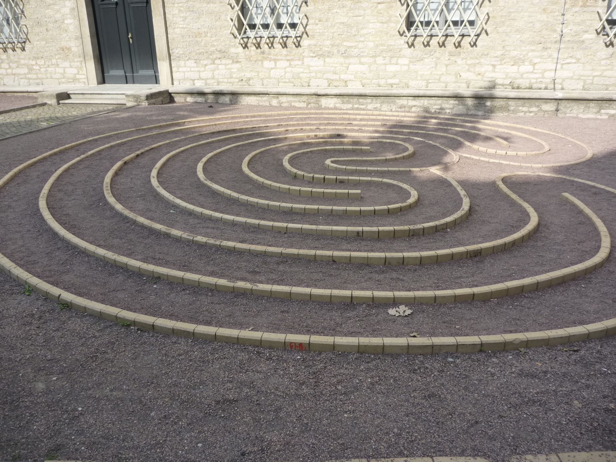 Labyrinth neben dem Museum
