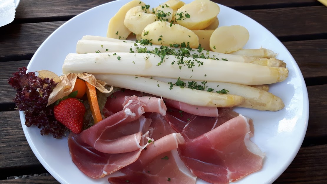 Spargel klassisch mit Katenschinken