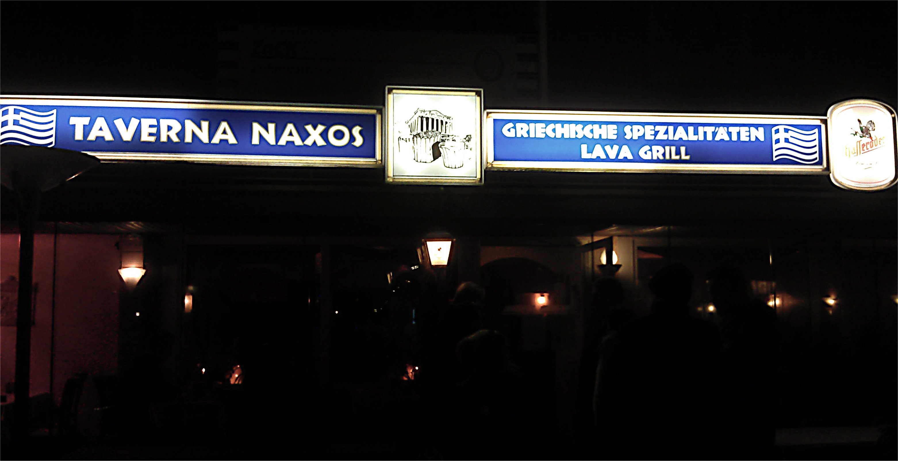 Dunkel wars, das Schild schien helle. Hier der Eingang der Taverna NAXOS auf die Schnelle ;-)