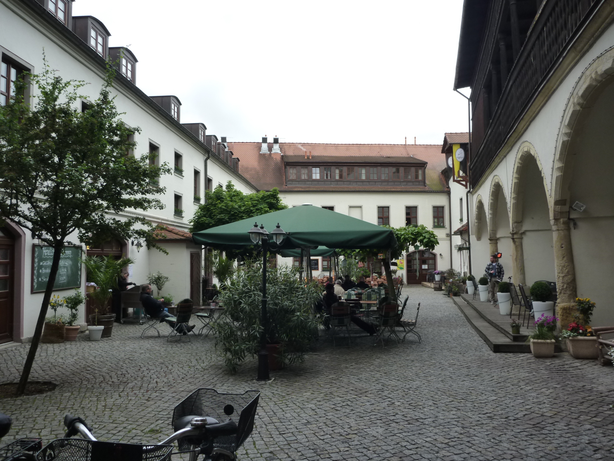 Blick in den Innenhof am Nachmittag