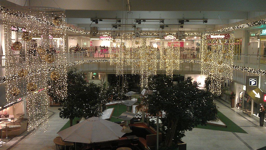 Weihnachtlich geschmücktes Eidelstedt-Center, aufgenommen aus der oberen Etage mit Blick auf den zentralen &quot;Platz&quot; ;-)