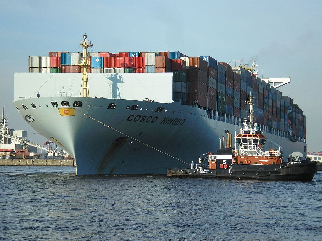 Dickes Schiffchen mit Schlepper, prima Aussicht vom Café gehabt.