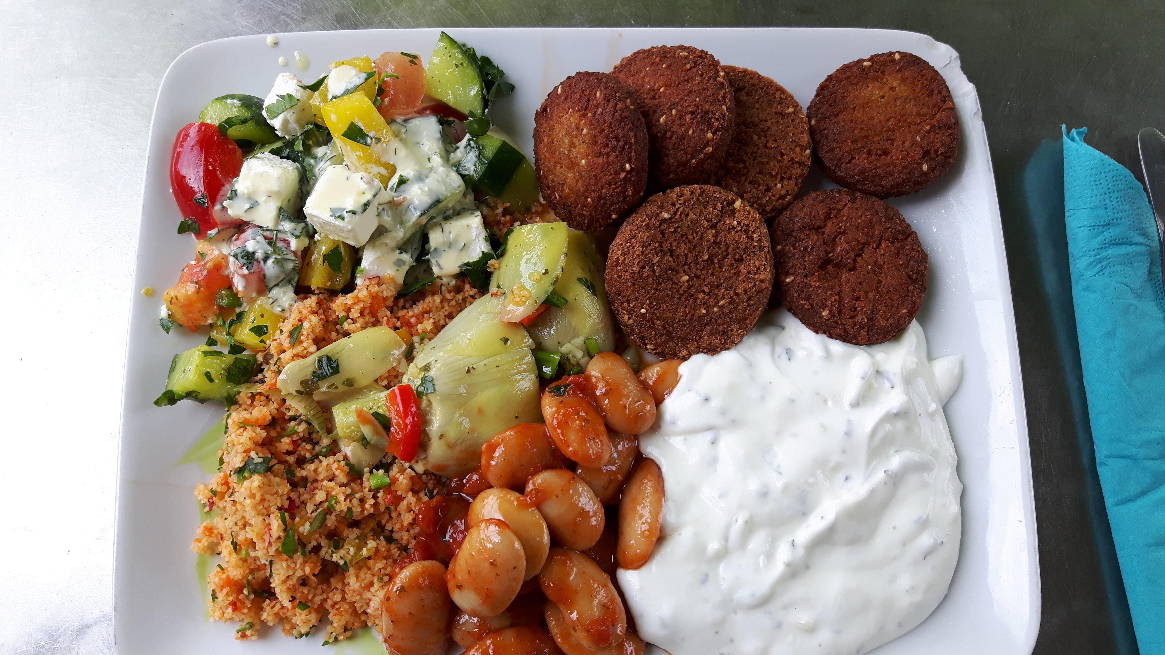 Falafel mit diversen Gemüsesalaten und Cacik - vegetarisch